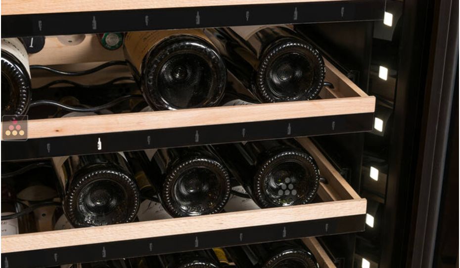 Cave à vin mono-température de service et de conservation enchassable connectée avec clayettes intelligentes