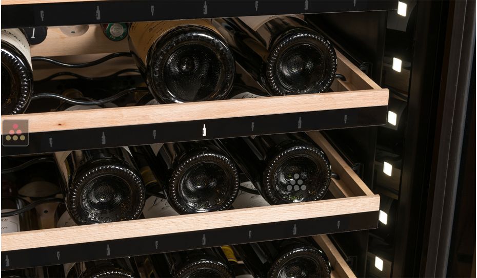 Cave à vin mono ou multi-températures de service et de conservation connectée avec clayettes intelligentes