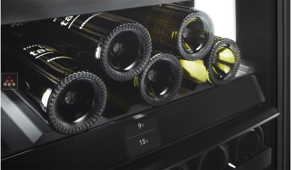 Cave à vin mono-température de conservation et de service des vins encastrable sous-plan à façade habillable