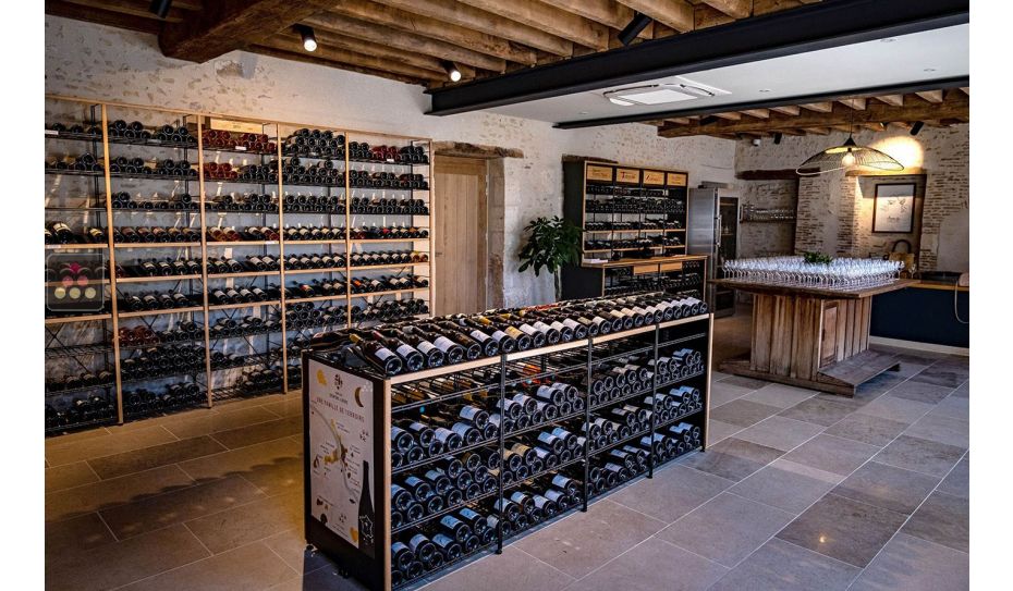 Aménagement personnalisé de cave structure acier et baguettes bois pour 1300 bouteilles - Essentiel bois